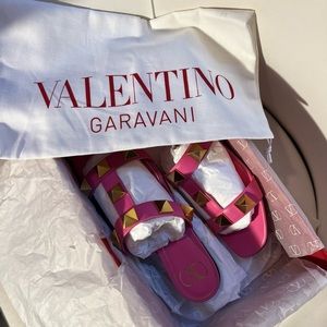 Selling these cute sandals good for a chill day hot pink with a gold accent